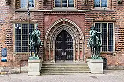 Heralds at the south-east side