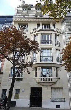 Art Deco reinterpretation of the Doric pilasters on the facade of Avenue du Président-Wilson no. 18, Paris, by Henri Tauzin, 1913[31]