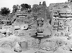 The Lion Capital of Ashoka, the Buddha Preaching his First Sermon sculpture, and the Ashokan pillar, along with other antiquities as they appeared upon their exhumation at Sarnath on 15 March 1905 (photograph by F. O. Oertel).[89]