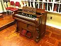 Flattop reed organ:[45][46][47][59] melodeon or American reed organ
