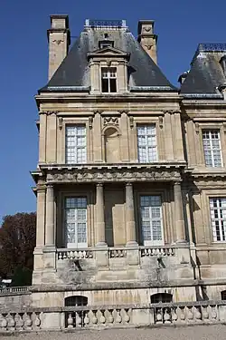 Baroque columns and entablature of the Château de Maisons, France, by François Mansart, 1630–1651[22]