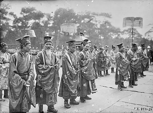 Vietnamese officials wearing Mianfu during the Nam Giao ceremony
