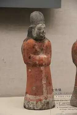 Example of a female attendant wearing an early Xianbei garb, the opening is zuoren, unearthed in Sima Jinlong tomb, Northern Wei, 484 AD.[97]