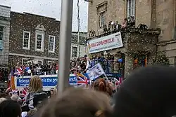 crowded own square