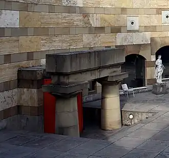 Postmodern Doric columns of the Neue Staatsgalerie, Stuttgart, Germany, by James Stirling, 1984[33]