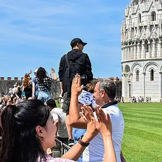 Large group of tourists posing, 2023